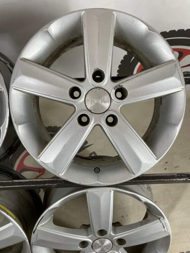 Литые Nissan R15 5х114,3/66,1/ET 45/J6